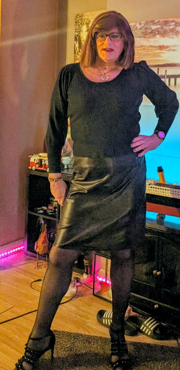 Mid week, so its a leather skirt kind of evening for sophia x