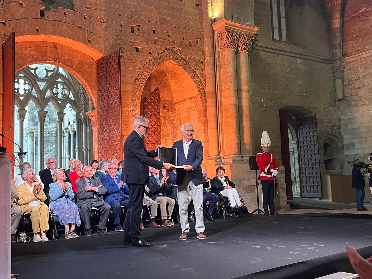 BALleida's tweet photo. ✨Aquest vespre, a la Seu Vella, el Banc dels Aliments de les Comarques de Lleida hem rebut la Placa a la Solidaritat en el marc de l’Acte institucional de les Medalles i Plaques de la Paeria.

És de totes les persones voluntàries i entitats que treballen cada dia.

Seguim 💙 https://t.co/J10yee1k1D
