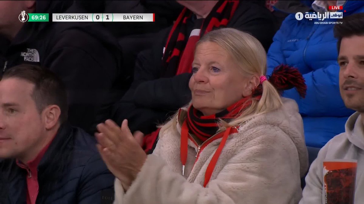 فرصة هدف التعادل لباير ليفركوزن تضيع من المهاجم التشيكي باتريك تشيك 