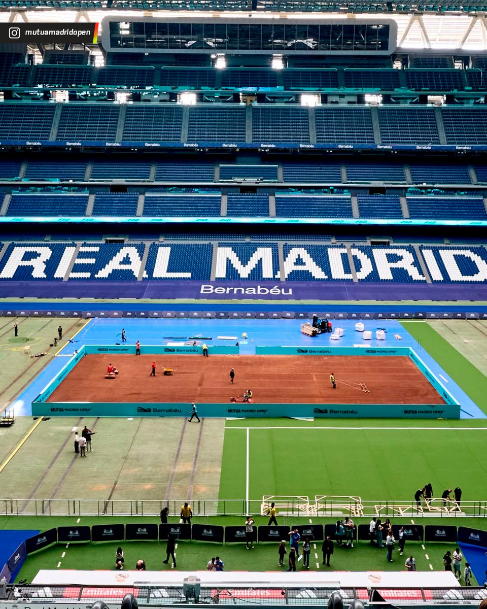 ESPNtenis's tweet image. El Estadio Santiago Bernabéu se adapta al tenis: así avanzan las canchas de entrenamiento para el Masters y WTA 1000 de #Madrid. 😍🧱