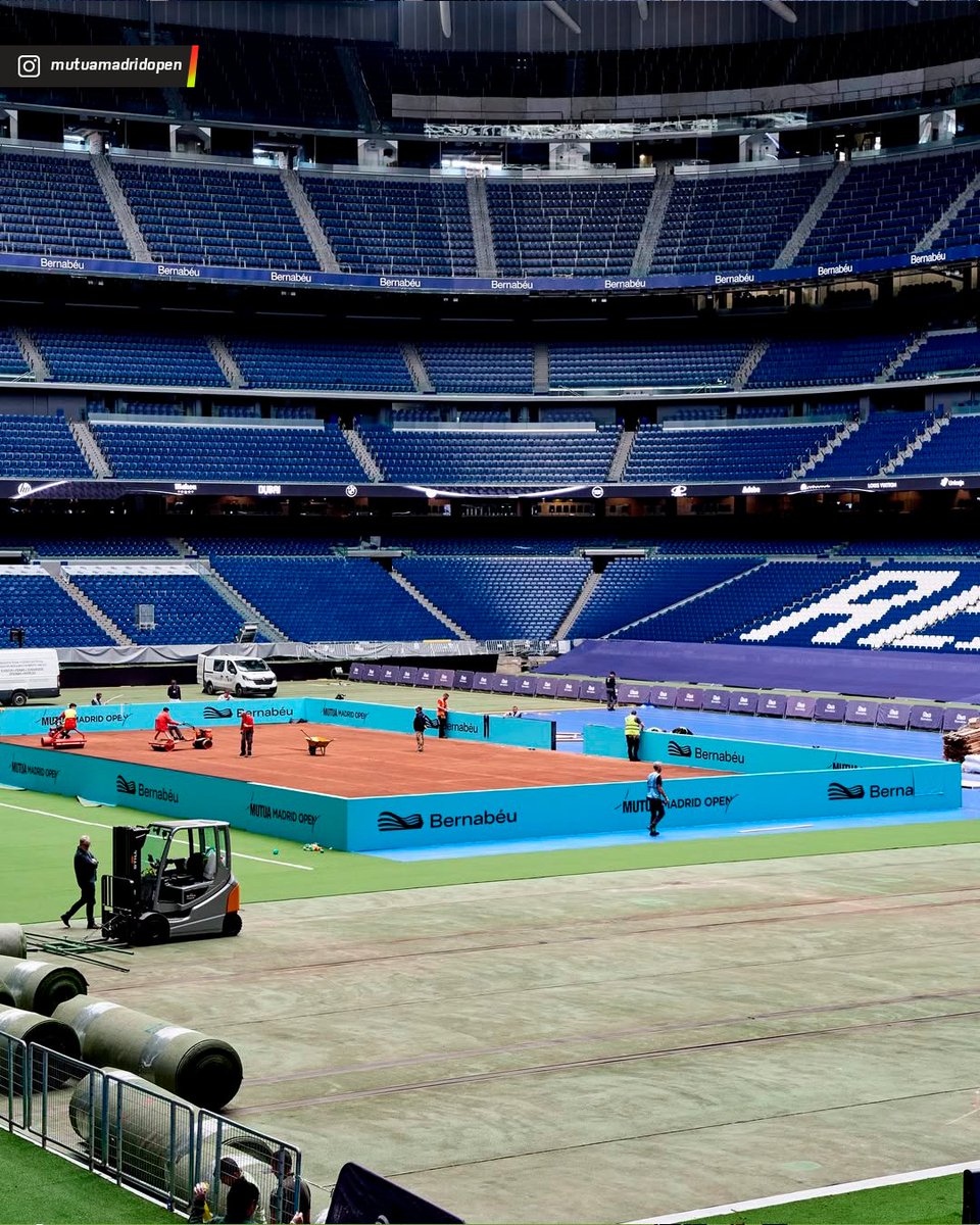 ESPNtenis's tweet image. El Estadio Santiago Bernabéu se adapta al tenis: así avanzan las canchas de entrenamiento para el Masters y WTA 1000 de #Madrid. 😍🧱