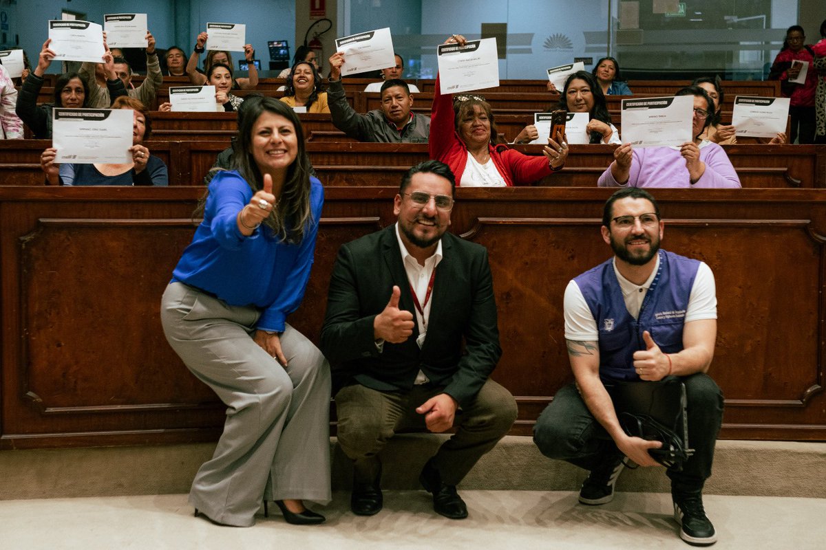 Arcsa_Ec's tweet photo. ¡Cooperación para la salud y el turismo quiteño! 🙌🏽💯

Para que impulsen el cuidado de sus visitantes brindamos capacitación en correcta manipulación de alimentos a comerciantes del Centro Histórico de la capital, en acción conjunta con @AsambleaEcuador.

#ElNuevoEcuador 🇪🇨 https://t.co/J8ByuKIyD2