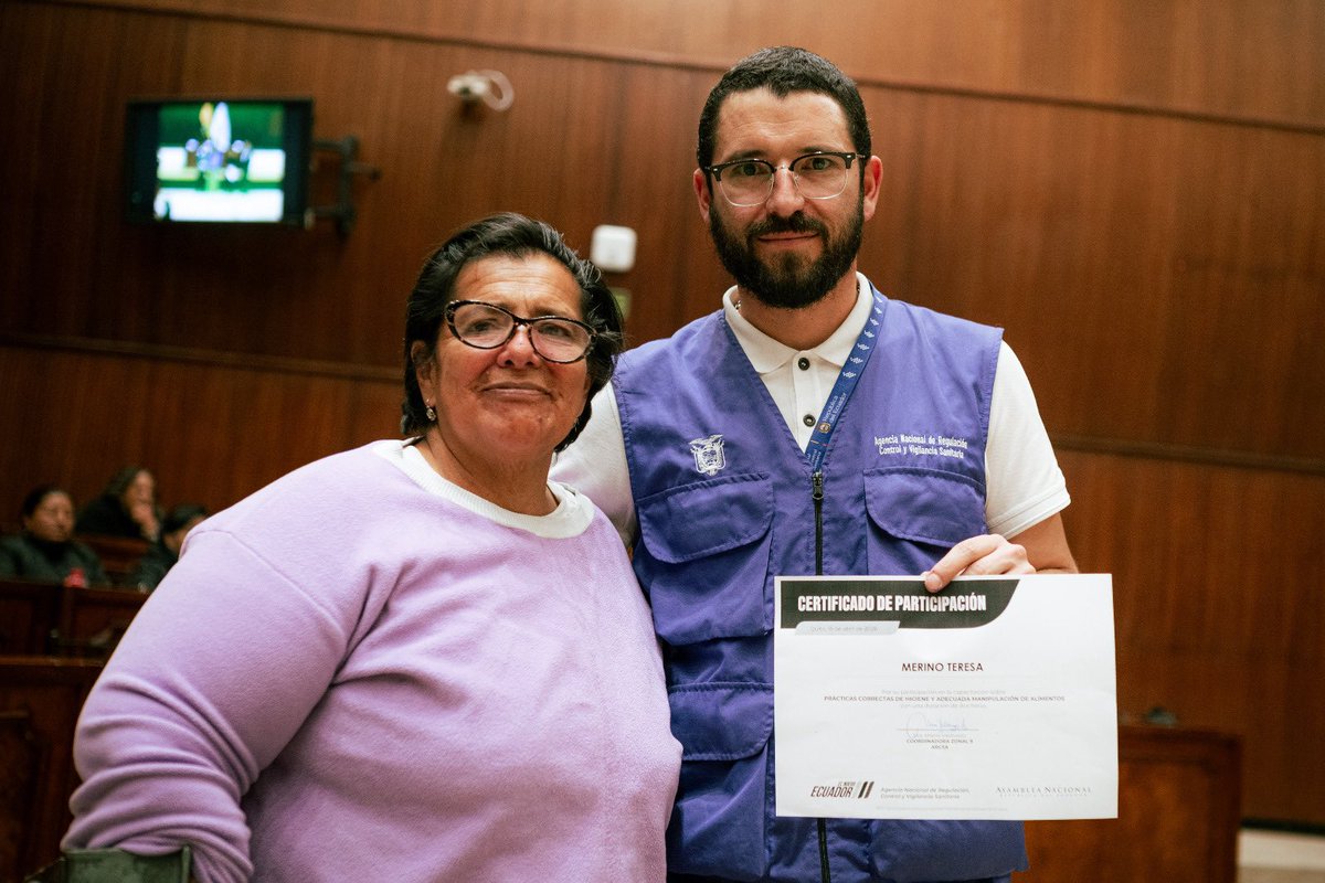 Arcsa_Ec's tweet photo. ¡Cooperación para la salud y el turismo quiteño! 🙌🏽💯

Para que impulsen el cuidado de sus visitantes brindamos capacitación en correcta manipulación de alimentos a comerciantes del Centro Histórico de la capital, en acción conjunta con @AsambleaEcuador.

#ElNuevoEcuador 🇪🇨 https://t.co/J8ByuKIyD2