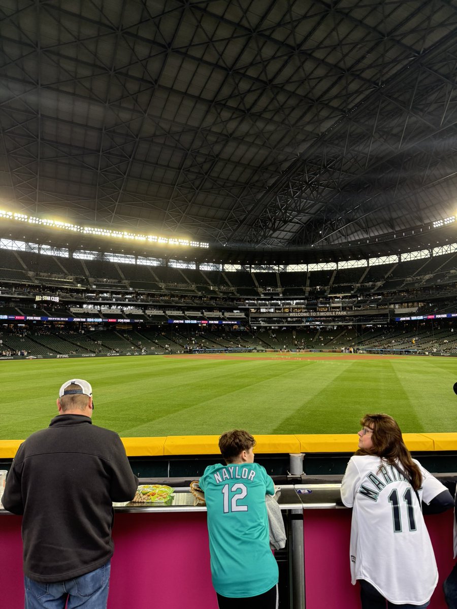 lostinclouds85's tweet photo. Birthday treat for myself go mariners #mariners #seattle  #pnw https://t.co/ymcPz3itr3
