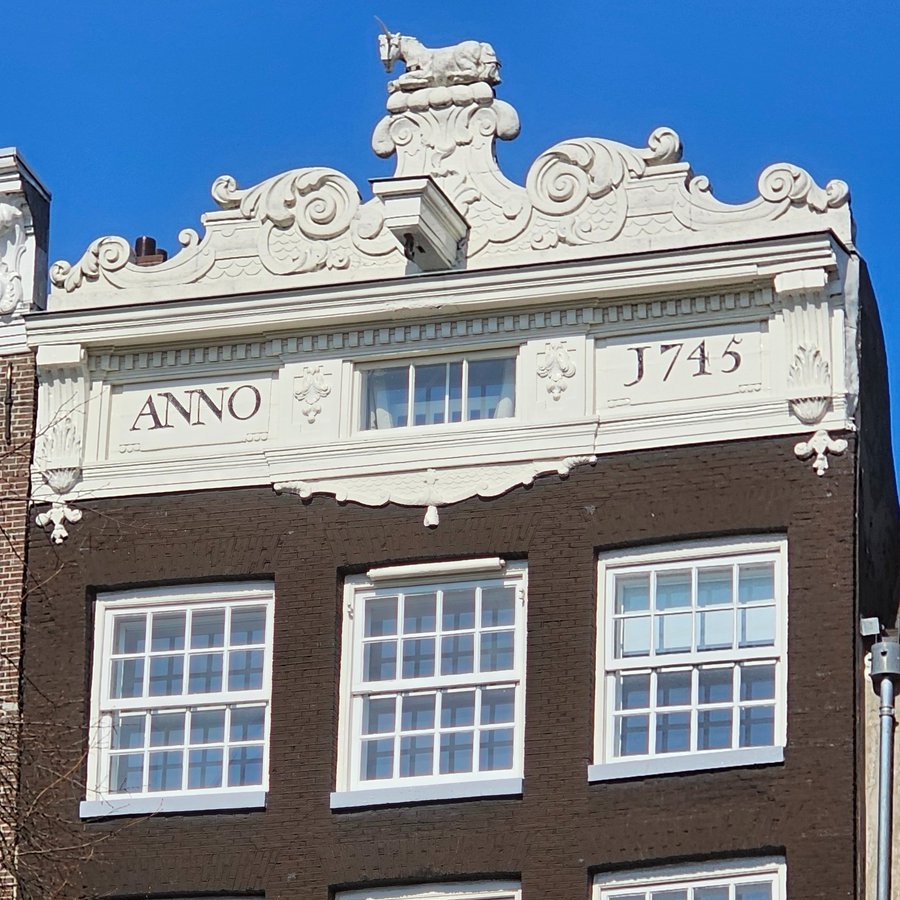 DejanVukos40959's tweet image. Enorm hoog winkel/woonhuis met vier verdiepingen en een zolder met een rechte lijstgevel in Lodewijk XIV-stijl, daarop een rijke attiek met schubmotief en middenverhoging bekroond door een eenhoorn, Haarlemmerstraat 62, #Amsterdam amsterdam-monumentenstad.nl/database/grach…