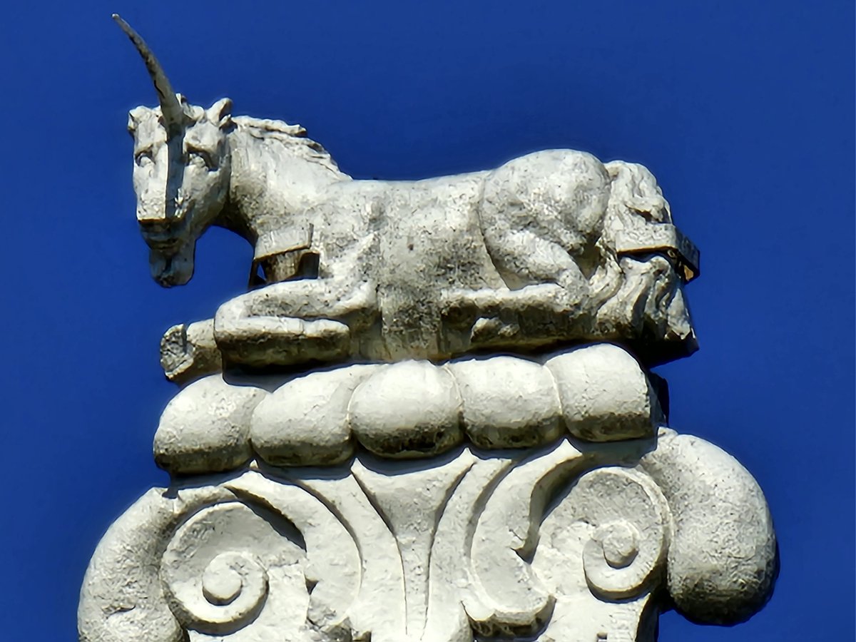 DejanVukos40959's tweet image. Enorm hoog winkel/woonhuis met vier verdiepingen en een zolder met een rechte lijstgevel in Lodewijk XIV-stijl, daarop een rijke attiek met schubmotief en middenverhoging bekroond door een eenhoorn, Haarlemmerstraat 62, #Amsterdam amsterdam-monumentenstad.nl/database/grach…