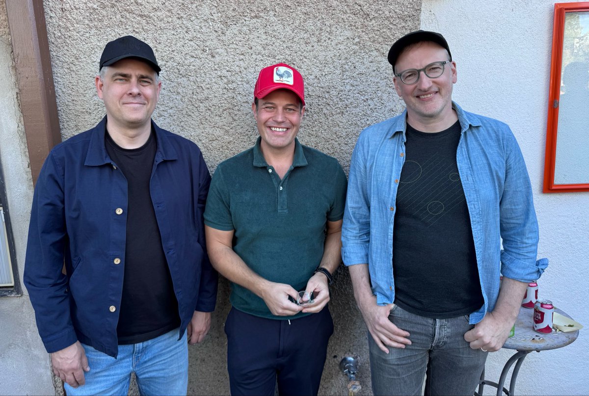 NFTs are so much.
Art, fun, digital identity.

But when it’s about PFPs, there’s only two choices:
Punk or Ape or Nakamigos.