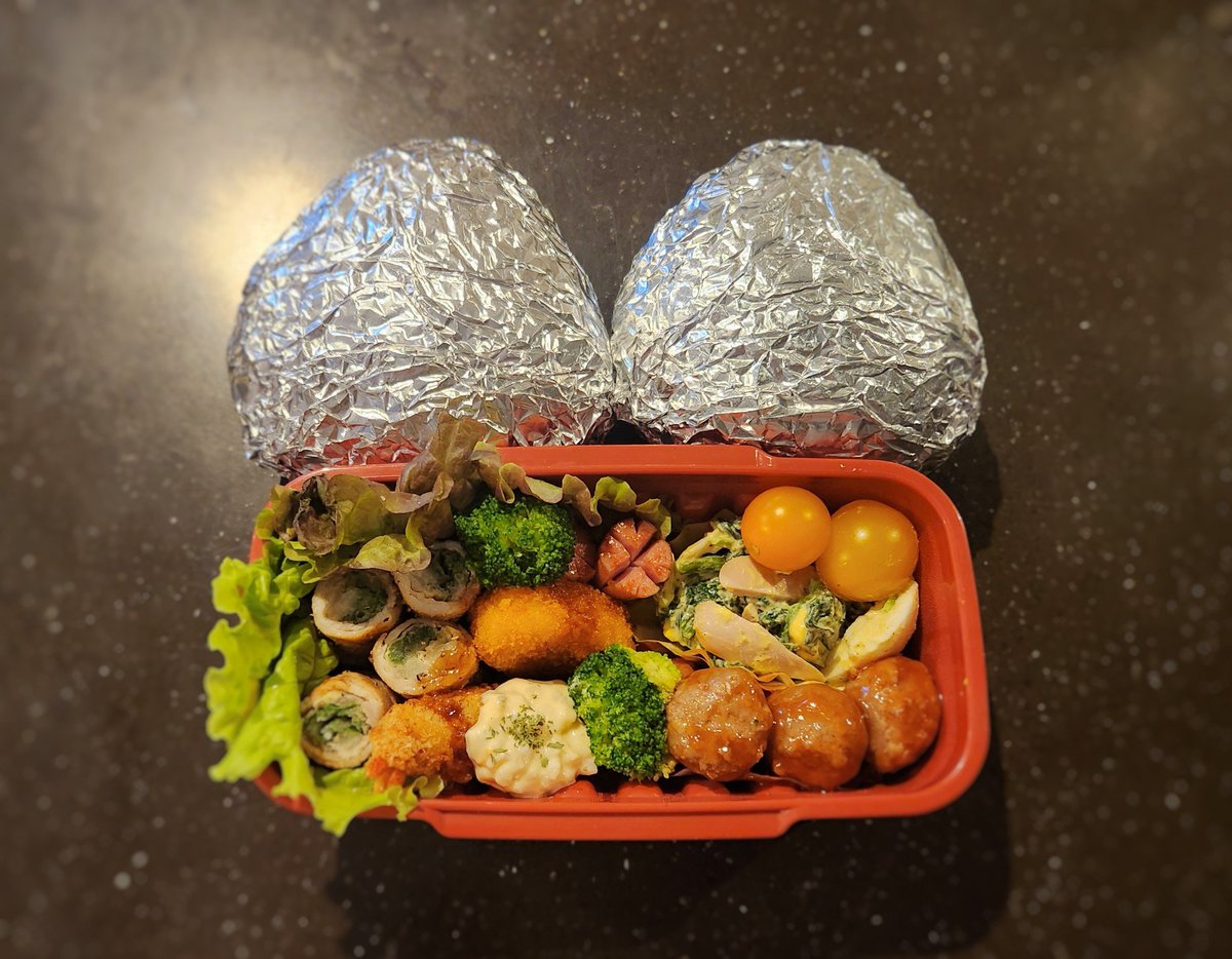 obento_BBA's tweet photo. おはようございます️☀️.°
今日のお弁当🍱

水菜と白菜の肉巻き
ウィンナー
目玉焼き
エビフライ
カニクリームコロッケ
ミートボール
ほうれん草のサラダ

 #お弁当 
 #お弁当日記 
 #お弁当記録 
 #お弁当作り 

夜は旦那不在の為お夕飯は手抜きする！
怪我に気をつけてね🥲
いってらっしゃい👋👋👋 https://t.co/7cz4DADWsd