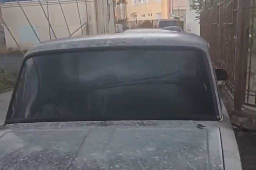 Автомобили в Туапсе покрывает сажа
