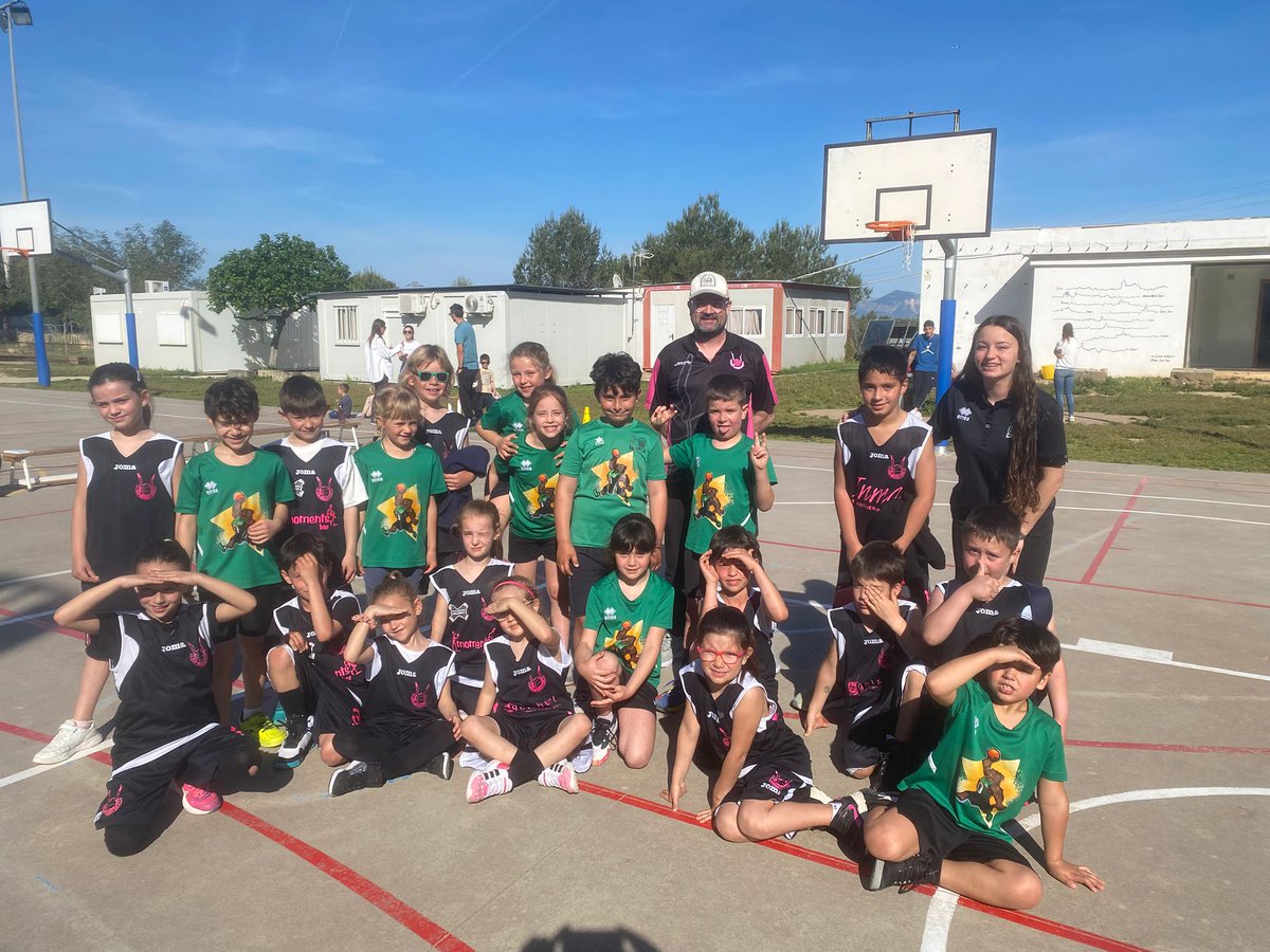 BasquetSineu's tweet photo. Crònica Iniciació CB Sineu vs CB Campos
3r partit de la segona volta, on varem sortir un poc fluixos però de mica en mica van fer un bàsquet més dinàmic i d’equip
Són un molt bon equip entre tots/totes 💪 Enhorabona

A seguir endavant ⛹️‍♀️⛹️🩷🖤🏀. https://t.co/yg9NM52HL8