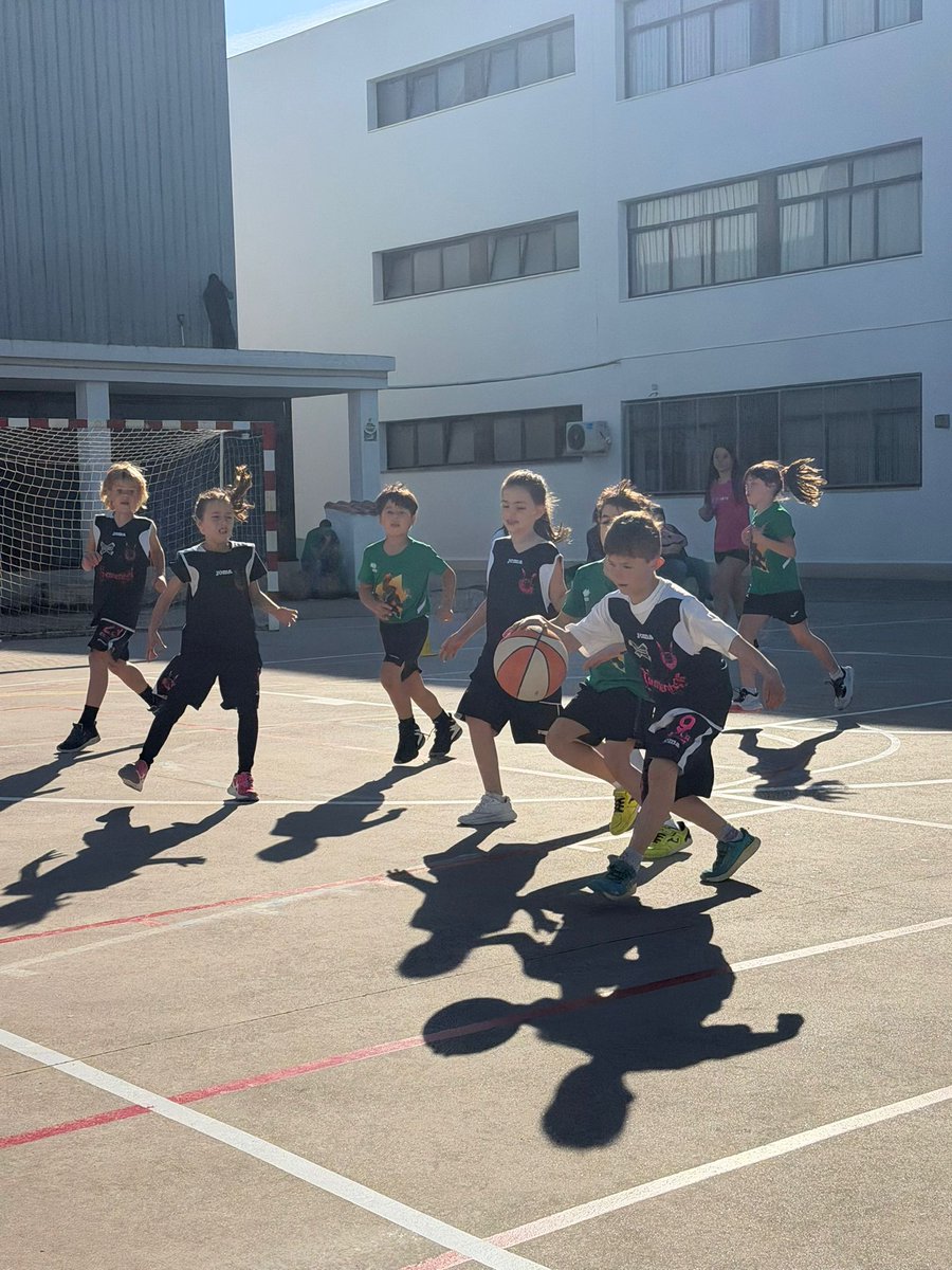 BasquetSineu's tweet photo. Crònica Iniciació CB Sineu vs CB Campos
3r partit de la segona volta, on varem sortir un poc fluixos però de mica en mica van fer un bàsquet més dinàmic i d’equip
Són un molt bon equip entre tots/totes 💪 Enhorabona

A seguir endavant ⛹️‍♀️⛹️🩷🖤🏀. https://t.co/yg9NM52HL8
