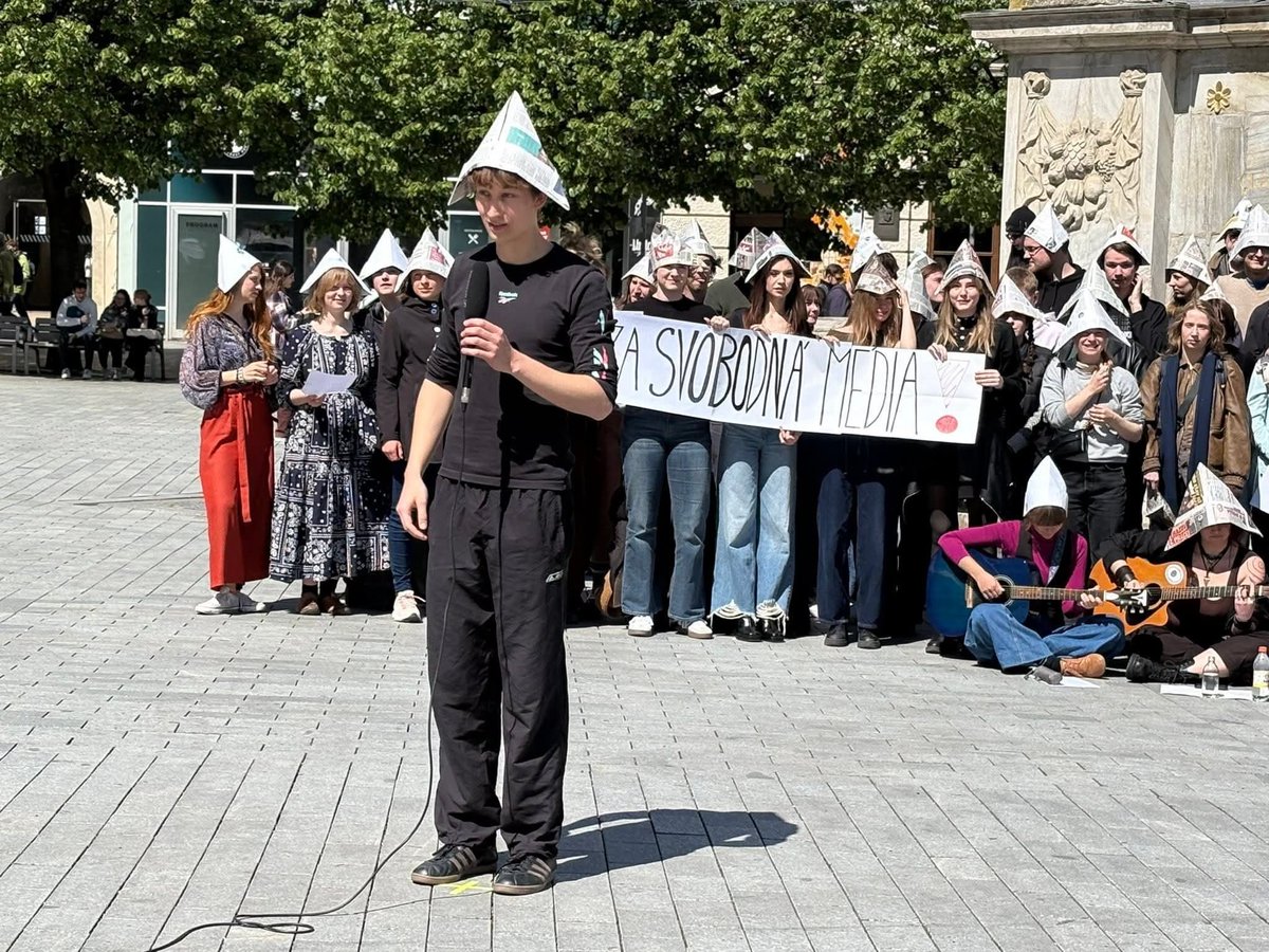 A já zase chci "Svobodné školství!". Ať jim SŠ a VŠ platí jejich rodiče , a ne "stát". Když mohou dítkám tolerovat legálně "chodit za školu". Asi mají peněz dost.