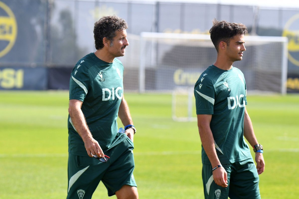 Cadiz_CF's tweet photo. 👉🏼 Configuración del cuerpo técnico:

- Entrenador: Imanol Idiakez.
- ⁠Segundo entrenador: Iñigo Idiakez.
- Preparación física: Edu de la Pascua, Jesús Estrada y José Sánchez.

La presentación será mañana a las 13:00 horas. https://t.co/hz4BS0pJZp
