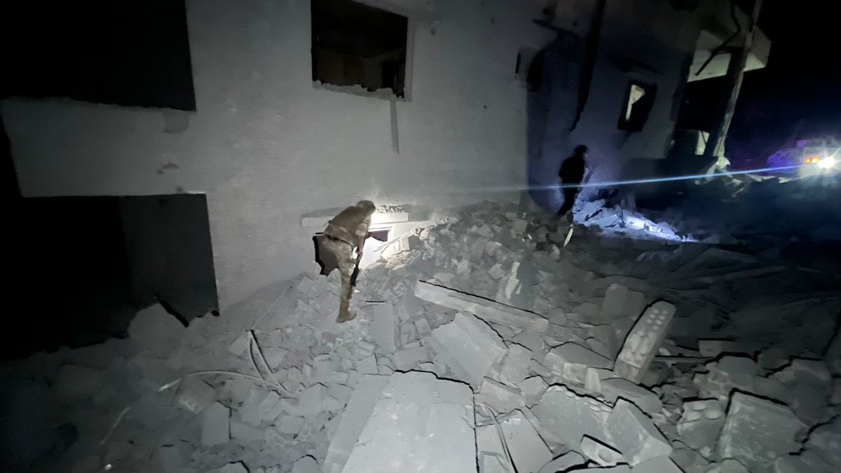 آمال خليل كانت موجودة في إحدى زوايا المنزل المستهدف بغارة إسرائيلية تحت سقف منهار وقد عثر عليها بعد ساعات على الاستهداف.. تُركت وحيدة والدولة لم تتحرك بجدية لانقاذها..