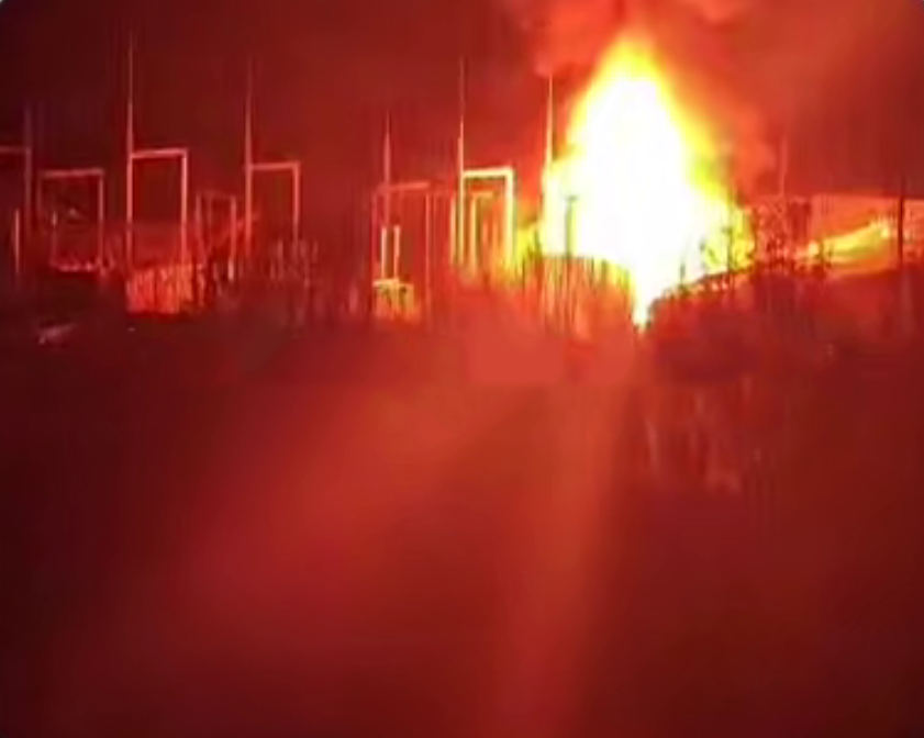 NOELreports's tweet image. A substation is on fire in occupied Melitopol. #Ukraine