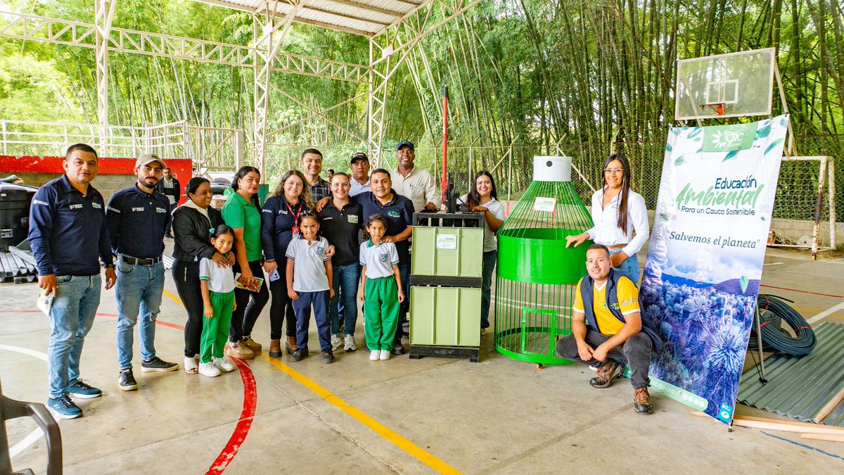 CRCcauca's tweet image. 🌎💚 En el #DíaDeLaTierra, la #CRC fortaleció la educación ambiental en #ElTambo: impulsó PRAE en 8 instituciones y  5 PROCEDA con comunidades. Un espacio de diálogo que evidencia cómo la educación transforma hábitos y construye compromiso colectivo por la sostenibilidad. 🌱🫱🏼‍🫲🏽