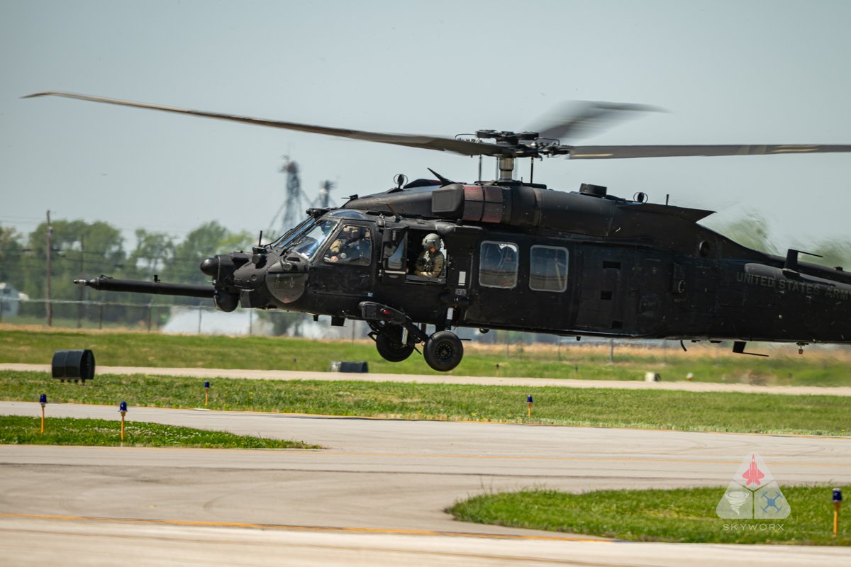 Skyworx_Media's tweet image. The MAZER flights were back in the KOWB area again today.  These Mike model 60's never get old to me....

#aviation #AviationNews #avgeek #helicopter #usarmy