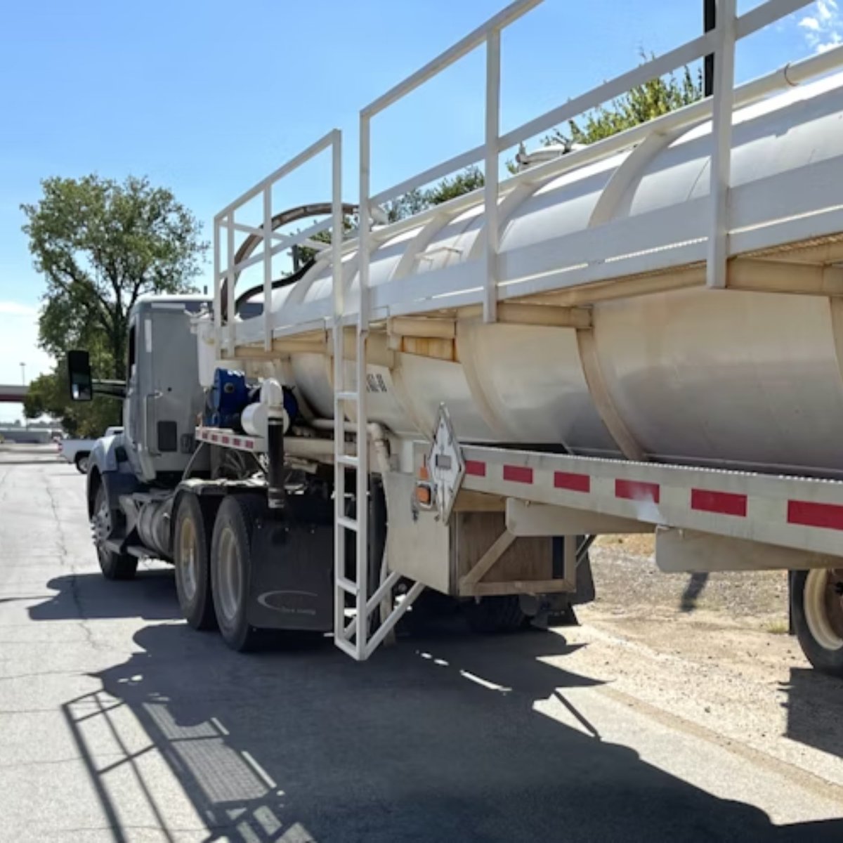 jointrunkline's tweet photo. 18,000 gallons of wastewater managed flawlessly. @Premier Safety Resources (PSR) delivers turnkey environmental compliance in Oklahoma.

Operators: Find vetted pros with verified project data. Vendors: Build your Trunkline Score and win work.

Download the Trunkline App https://t.co/HsQop8UYG6