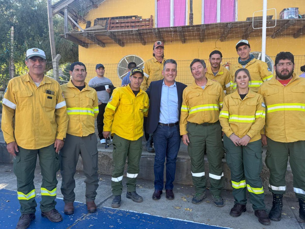 AlamoGabrielM's tweet image. Acompañando a los vecinos y vecinas de Villa del Nahueve en un día historico: celebró sus 37 años y se inauguró la obra de gas 👏
#Neuquén #Interior