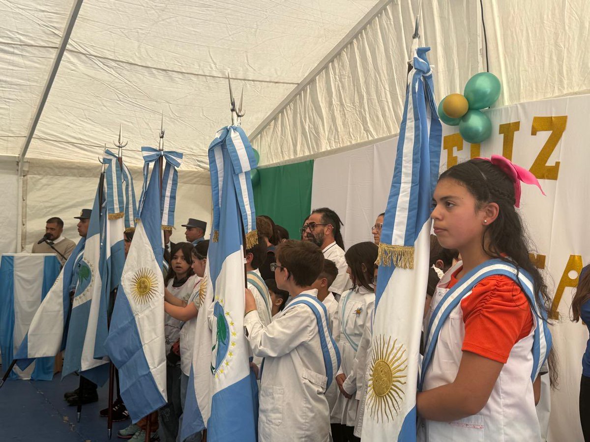 AlamoGabrielM's tweet image. Acompañando a los vecinos y vecinas de Villa del Nahueve en un día historico: celebró sus 37 años y se inauguró la obra de gas 👏
#Neuquén #Interior