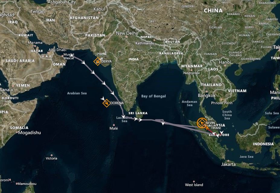 تشير المصادر ان القوات الأمريكية تواصل متابعة خمسة ناقلات نفط إيرانية:

- سيفين - 9357353 سويزماكس
- دورينا - 9569669 ناقلة نفط عملاقة
- تيفاني - 9273337 ناقلة نفط عملاقة
- ديريا - 9569700 ناقلة نفط عملاقة، عالقة في الهند دون تفريغ حمولتها من النفط الخام.

- وردت أنباء عن متابعة