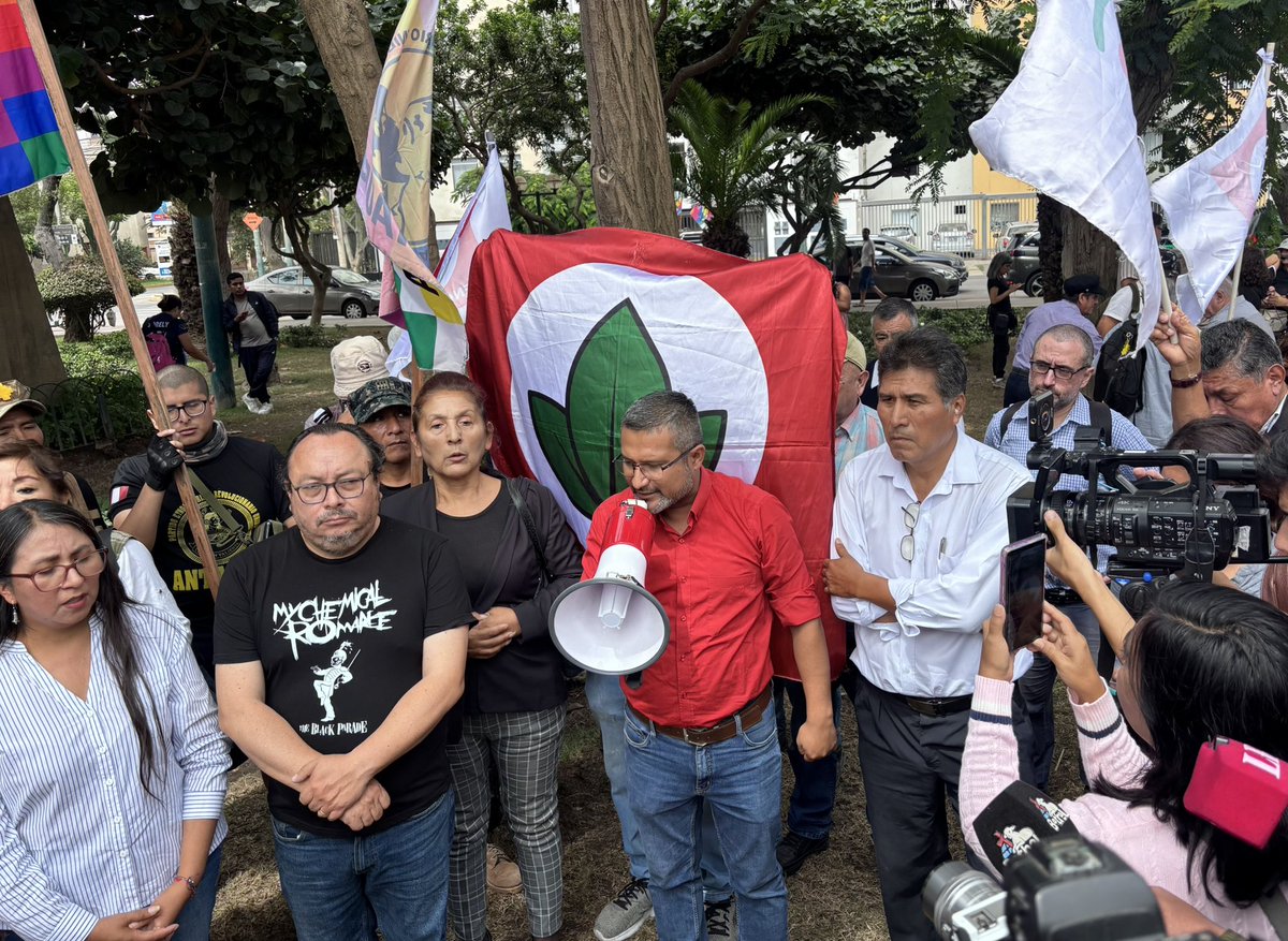 Venceremos2026's tweet photo. ¡Exigimos respeto al voto popular! 

Estuvimos presentes en el plantón unitario exigiendo democracia y rechazando los intentos de desconocer los resultados electorales que han puesto a JP en segunda vuelta. 

¡No permitiremos un fraude del Pakto Mafioso! https://t.co/vyHRVR98Z9