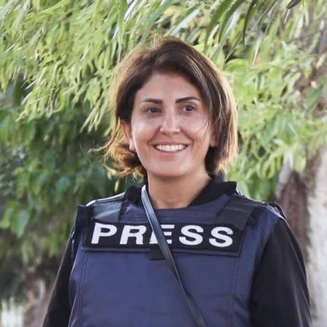 ZreikN's tweet photo. على ترابِ الجنوبِ كانت تكتبُ اسمَها… لا خبراً
بل وجعًا يمشي على هيئةِ نورٍ لا ينكسر
#آمال_خليل … يا ظلَّ الحقيقةِ حين تُستهدفُ الحكاية
كيفَ يُطفأُ من حملَ الصوتَ حتى آخرِ الخطوط 
💔💔 https://t.co/0nKLzQbOsF