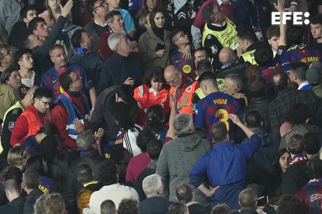 🚨Se interrumpe el Barcelona-Celta por una incidencia médica en la grada del Camp Nou

#BarçaCelta | #LaLigaEASports