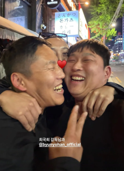 kingwest0219's tweet photo. 스윙스 근황 ㄷㄷ
빅나티고 릴보이고 디스전이고 뭐고
최국희 감독, 변요환 배우랑
영화 찍고 막내 생활하면서 행복사 중ㅋㅋㅋㅋ