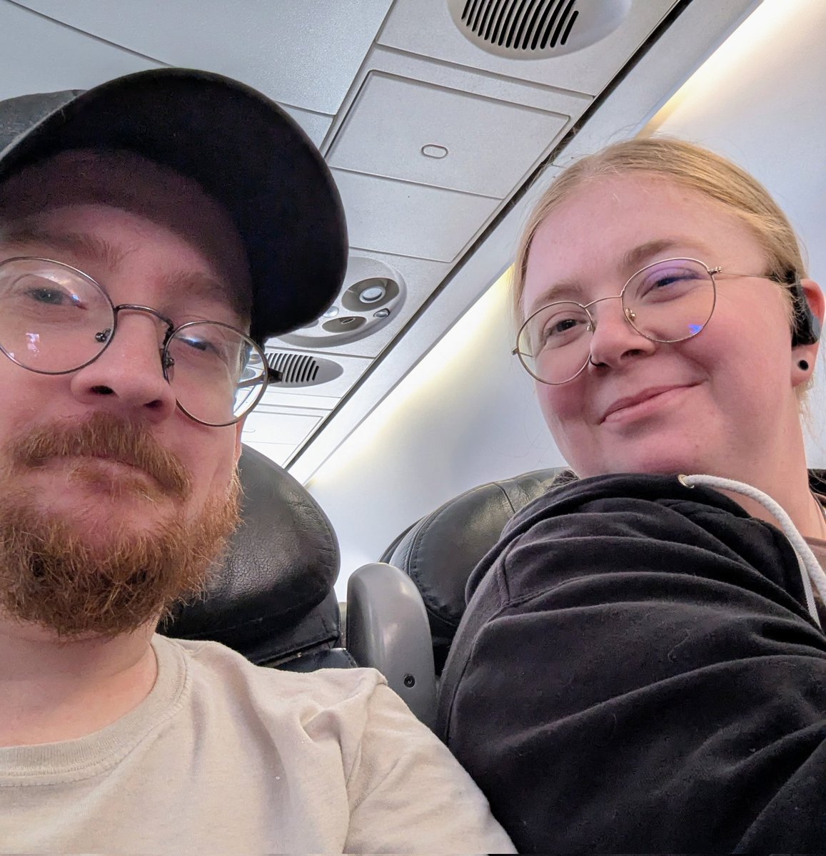 ImNDisguise's tweet image. Guess which one of us doesn't like flying. 😆#GuessWho #NopeNotMe
#FlyingProblems
#TravelFails
#Anxiety
#NervousFlyer
#ThisIsFine
#trip