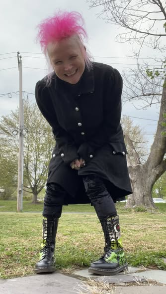 punkrockmeshell's tweet photo. 14 hole eyeball boots.. years ago they did sort of “pop” art on some of the made in England dr martens.#godsavetheqweens #newhopepa #manicpanic #hothotpink #drmartens #madeinengland #eyeball #victorian #fit #fitcheck #ootd #vintage #rare #punk #punkrock #smile #ween #taurus https://t.co/hi1EKpX9FL
