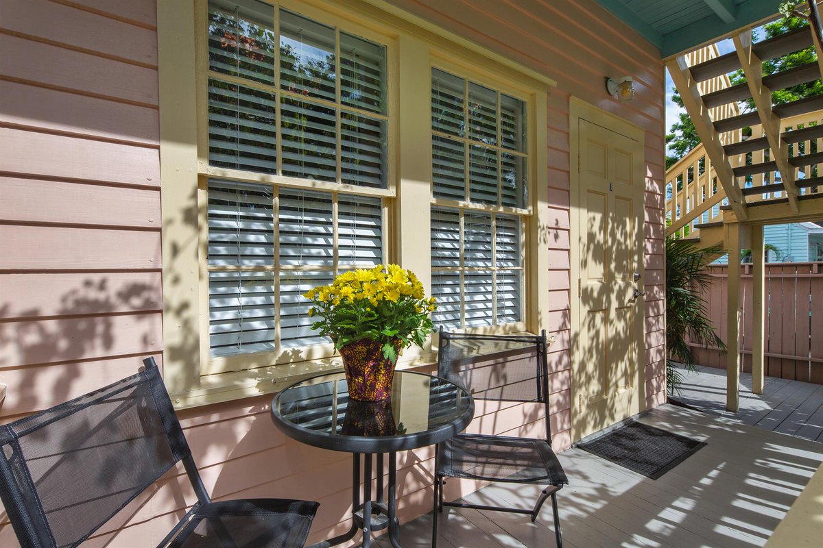 HistoricR53187's tweet image. Open the French doors from your bedroom and step out onto the first-floor porch. Shared gas grill, washer/dryer, lush garden, back deck, chaise lounge chairs, &amp;amp; outdoor dining set. Poinciana Garden is pet-friendly and has onsite parking, too! 
historickeywestvacationrentals.com/vacation-renta…

#KeyWest