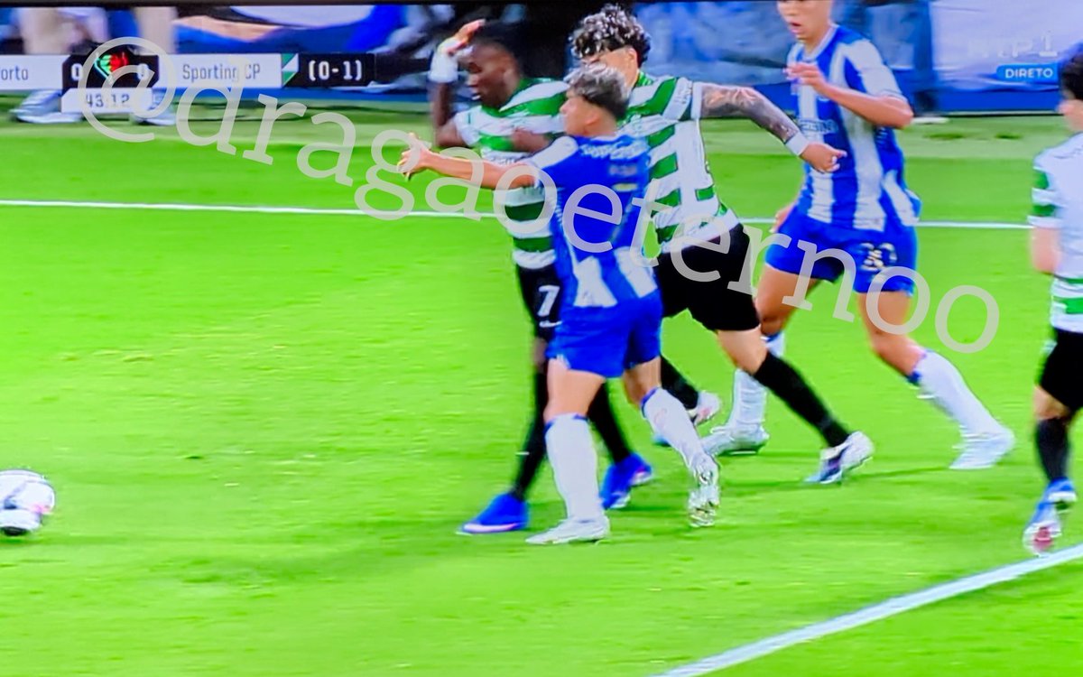 DragaoEternoo's tweet image. 2 pênaltis por assinalar em 30 segundos 🤬🤬🤬😡😡😡😡
#fcp #fcpscp #scp #sporting #fcporto #taçaportugal