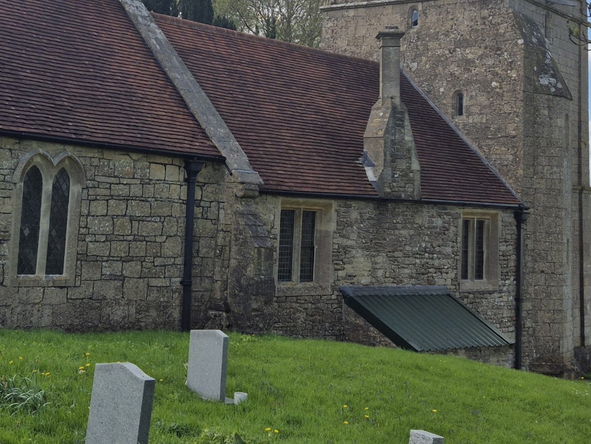TheHistoryMouse's tweet image. North elevations #StMartinNorthStoke #Somerset for #WallsOnWednesday

Three very distinct construction methods; chancel (left) in loosely coursed rubble stone, nave (centre) in rubble stone and the tower in dressed coursed stone blocks. A somewhat mysterious timeline