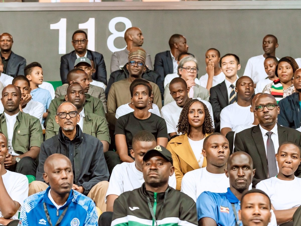 IGIHESports's tweet photo. 𝐀𝐌𝐀𝐊𝐔𝐑𝐔 𝐀𝐆𝐄𝐙𝐖𝐄𝐇𝐎

Perezida Kagame yakurikiye umukino wa mbere w'Irushanwa rya 'CAVB Men’s Club Championship 2026' rihuza amakipe yabaye aya mbere iwayo ku Mugabane wa Afurika muri Volleyball.

Uyu mukino wabereye muri BK Arena, wahujwe n’ibirori byo gutangiza irushanwa, warangiye APR VC itsinze Black Rhinos yo muri Zimbabwe amaseti 3-0.

📸 : @ShemaInnocent12