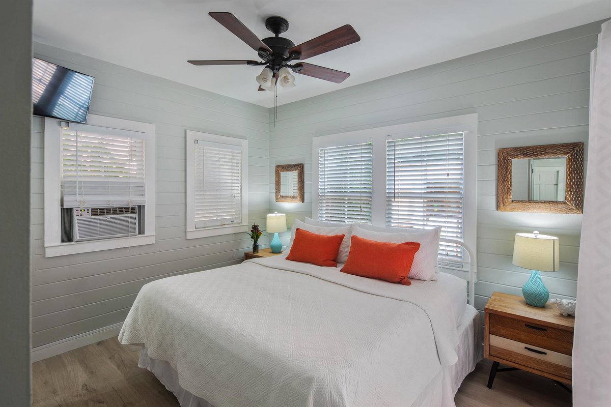 HistoricR53187's tweet image. Open the French doors from your bedroom and step out onto the first-floor porch. Shared gas grill, washer/dryer, lush garden, back deck, chaise lounge chairs, &amp;amp; outdoor dining set. Poinciana Garden is pet-friendly and has onsite parking, too! 
historickeywestvacationrentals.com/vacation-renta…

#KeyWest