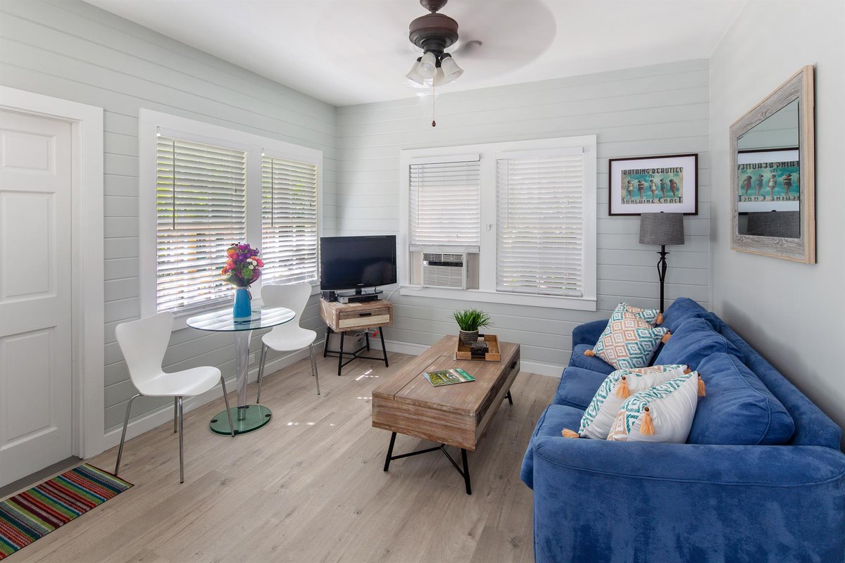 HistoricR53187's tweet image. Open the French doors from your bedroom and step out onto the first-floor porch. Shared gas grill, washer/dryer, lush garden, back deck, chaise lounge chairs, &amp;amp; outdoor dining set. Poinciana Garden is pet-friendly and has onsite parking, too! 
historickeywestvacationrentals.com/vacation-renta…

#KeyWest