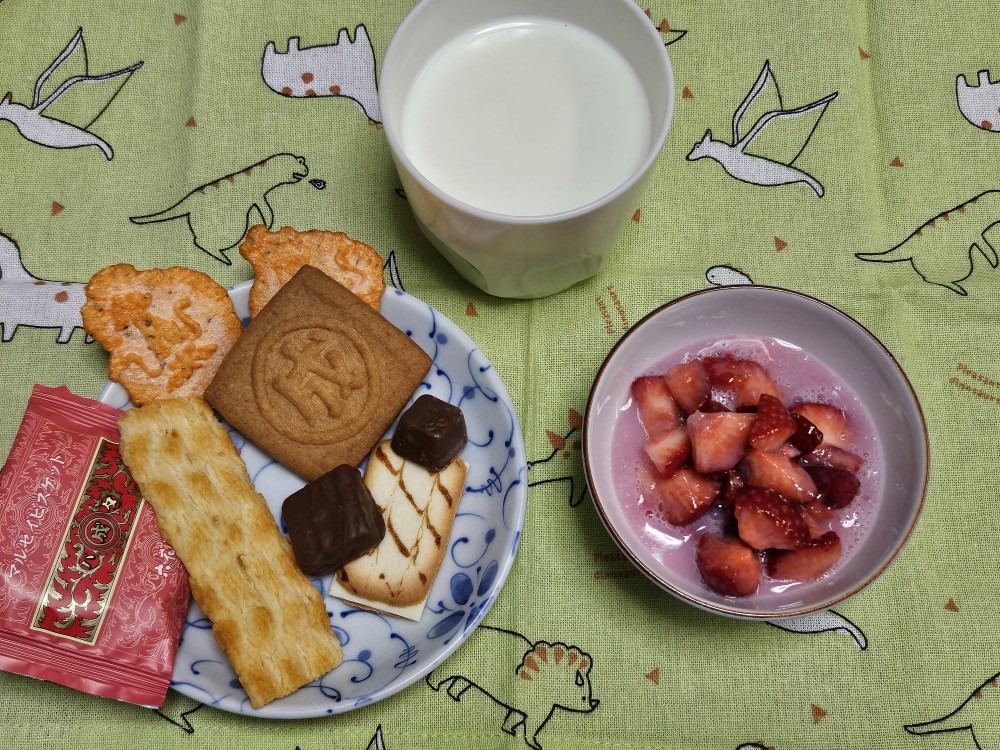 #牛乳チャレンジ
寒いぞ～　な　朝夕
暖房切れたり入ったりな今日は
少し遅れて休憩はいると
お部屋温くて　ありがたいｗｗ
明日タイヤ交換
遠乗りしないから　もう大丈夫よね？
心配性なもので・・・