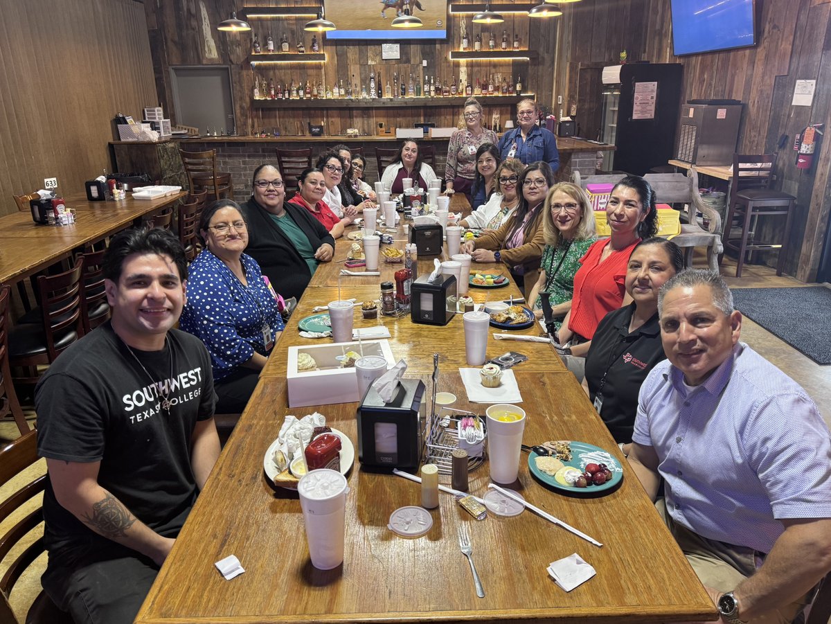 SWTXCollege's tweet image. Celebrating our amazing Administrative Professionals today! 💙

Lunch at Oasis Restaurant and cupcakes 🧁 to recognize all you do to keep SWTX running strong!

#SWTX #AdministrativeProfessionalsDay #ThankYou