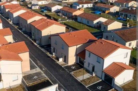 AzizHassoumi's tweet image. #Niger 🇳🇪 500 logement sociaux seront construites au profit de la population de Diffa.
Le ministre de l'urbanisme et de l'habitat, le colonel Abdoul Kadri Amadou, a procédé au lancement des travaux ce matin dans la capitale Du #manga.
Il est a noter que des milliers 1/2