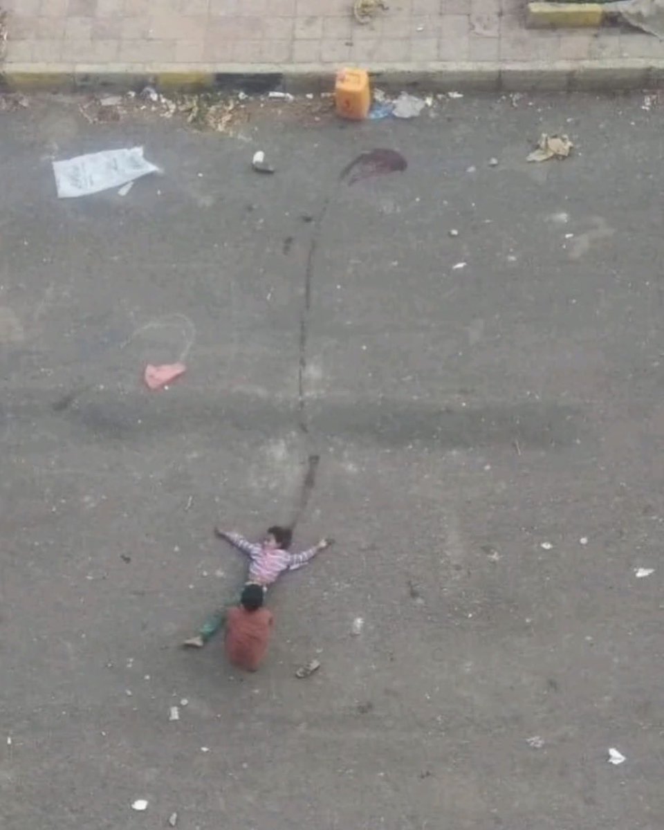 Ferhat10630's tweet image. Filistinli bir çocuk, elinde su bidonu olduğu halde keskin nişancı bir katil tarafından katledildi.

Suçu neydi?