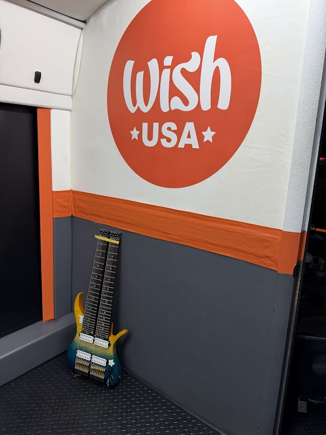 MENSANurse's tweet photo. from a couple of days go. got cancelled on for dinner, but went and hung out with my guitar teacher and my brothers idol while they performed a set at @wishusaofficial https://t.co/PmmbvlgVeg