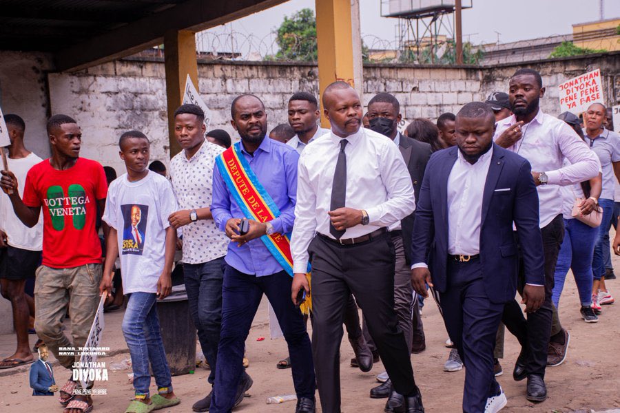 #RDC: à toi mon ami de lutte et frère <a href="/IyendaOfficiel/">Manix IYENDA</a> , je te dis la force et le courage qui te caractérise depuis très longtemps. Ton langage qui se soustrait des plis des yeux fait ta grandeur et te place où tu es.
Le temps passe vite et la roue tourne en permanence.
#Lenda