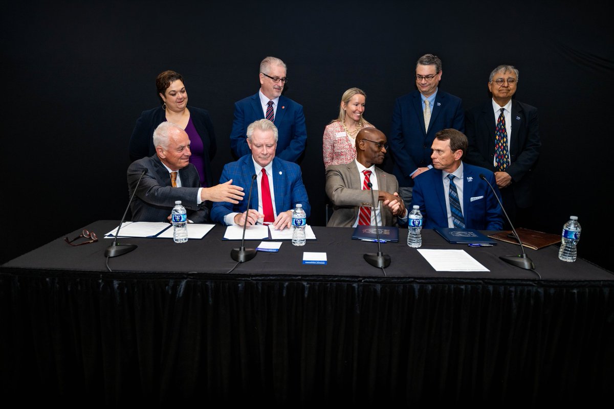 FedexInstitute's tweet photo. The MidSouth AI Research Consortium unites @UofMemphis, @UTHSC, @UArkansas &amp; @OleMiss to advance AI research and innovation in the Mississippi Delta. Proud to help lead applied AI in our region.

Read more: https://t.co/C9RMjBZmMs

#AI #Innovation #MidSouth #FedExInstitute https://t.co/FceCYraIfD