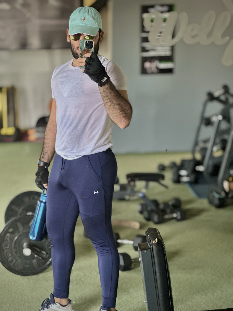 isrraleo's tweet image. 💙🤍
#gym 
#hairy 
#manbulge