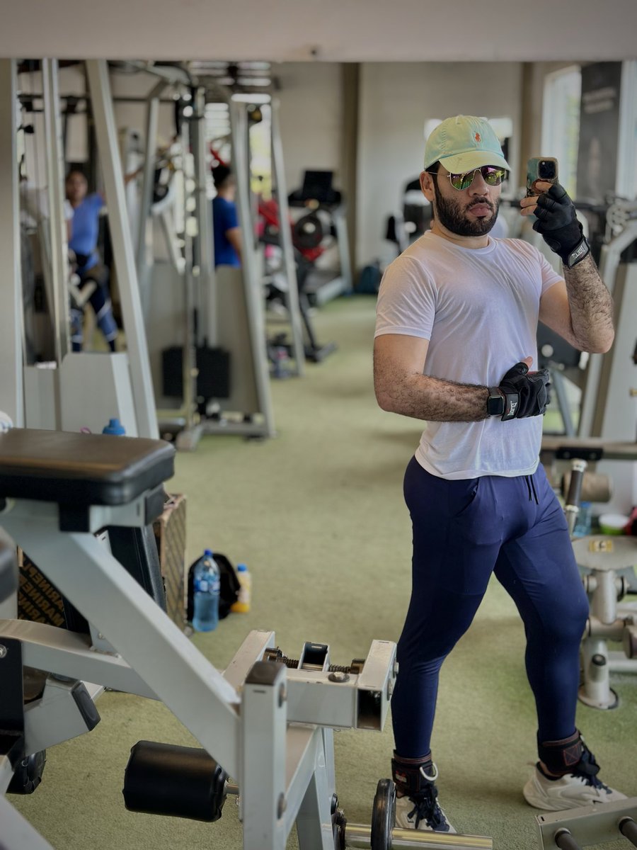 isrraleo's tweet image. 💙🤍
#gym 
#hairy 
#manbulge