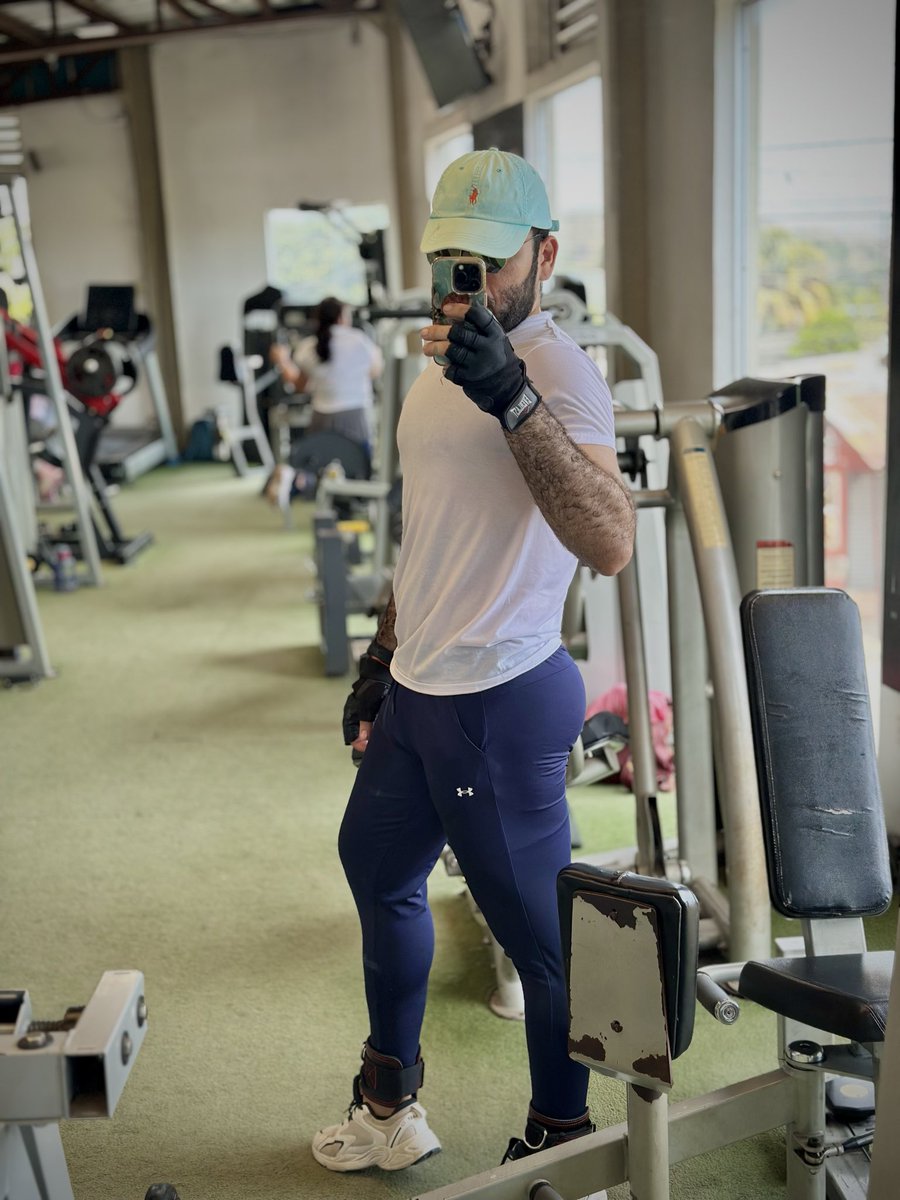 isrraleo's tweet image. 💙🤍
#gym 
#hairy 
#manbulge