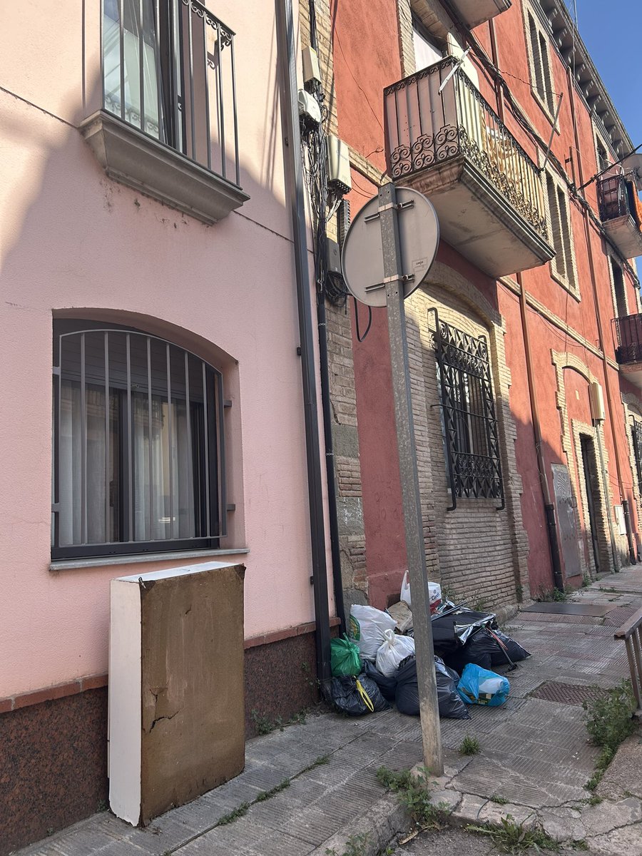 martadedins's tweet photo. Sisplau @RodadeTer @tonimas_6 podeu treure les escombreries del passeig moret?
Com podeu veure la gent ha de baixar de la vorera per poder passar .Tant difícil és una mica d’ordre i higiene en aquest poble? no us gasteu els diners en tantes festetes, firetes i homenatges… no cal https://t.co/KMpx4HEJL7