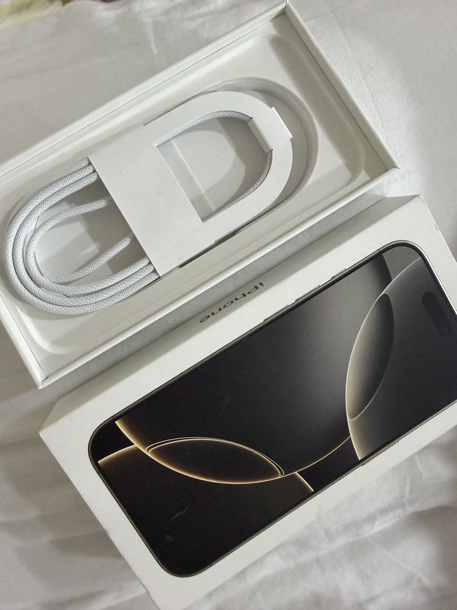 crisroaconcha's tweet photo. iPhone 16 Pro 128GB en venta  

Blanco Titanio  
Menos de un año de uso  
Estado impecable
Batería al 95%  
Todo original, sin reparaciones  
Libre para cualquier operador  

Precio: $4.000.000  

Mensaje directo si te interesa https://t.co/Pp9IVF4NuS