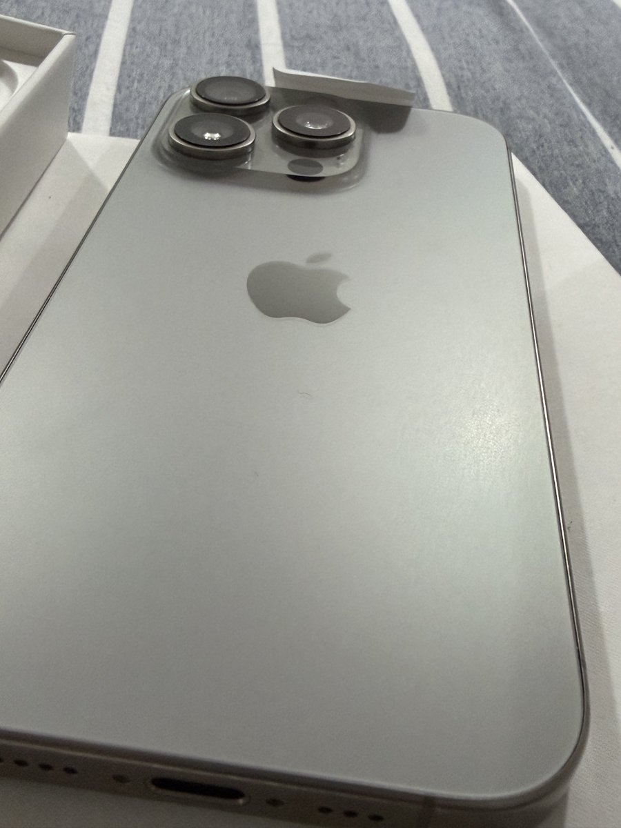 crisroaconcha's tweet photo. iPhone 16 Pro 128GB en venta  

Blanco Titanio  
Menos de un año de uso  
Estado impecable
Batería al 95%  
Todo original, sin reparaciones  
Libre para cualquier operador  

Precio: $4.000.000  

Mensaje directo si te interesa https://t.co/Pp9IVF4NuS